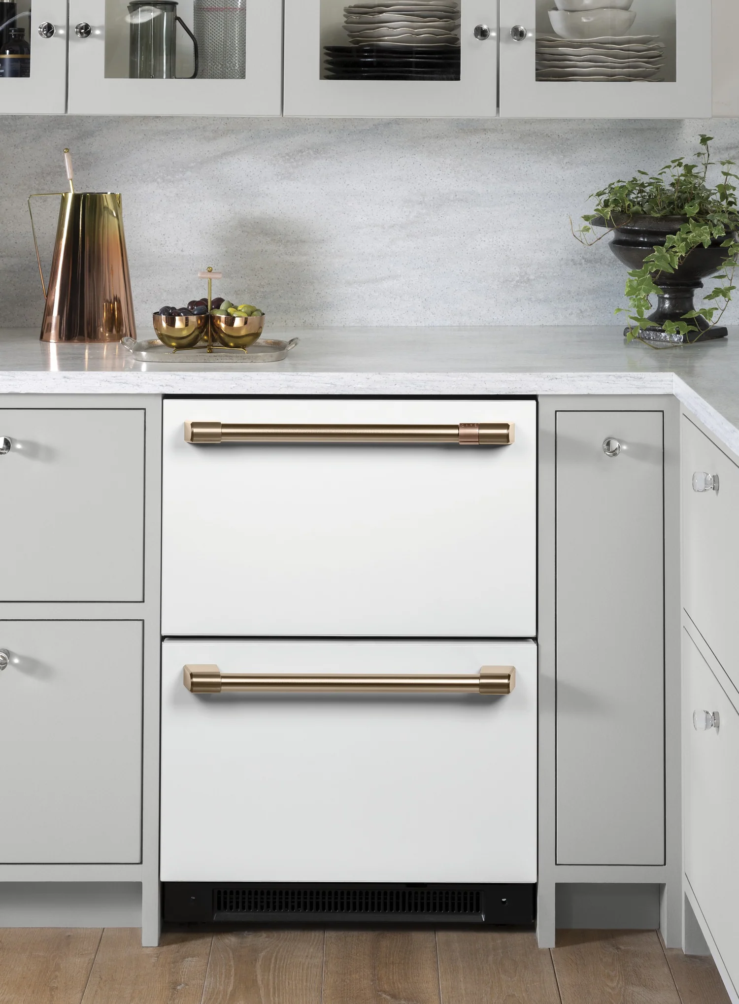 278-cafe-24-5-7-cu-ft-dual-drawer-refrigerator-matte-white-cde06rp4nw2-4.webp Cafe 24" 5.7 Cu. Ft. Dual Drawer Refrigerator - Matte White - CDE06RP4NW2