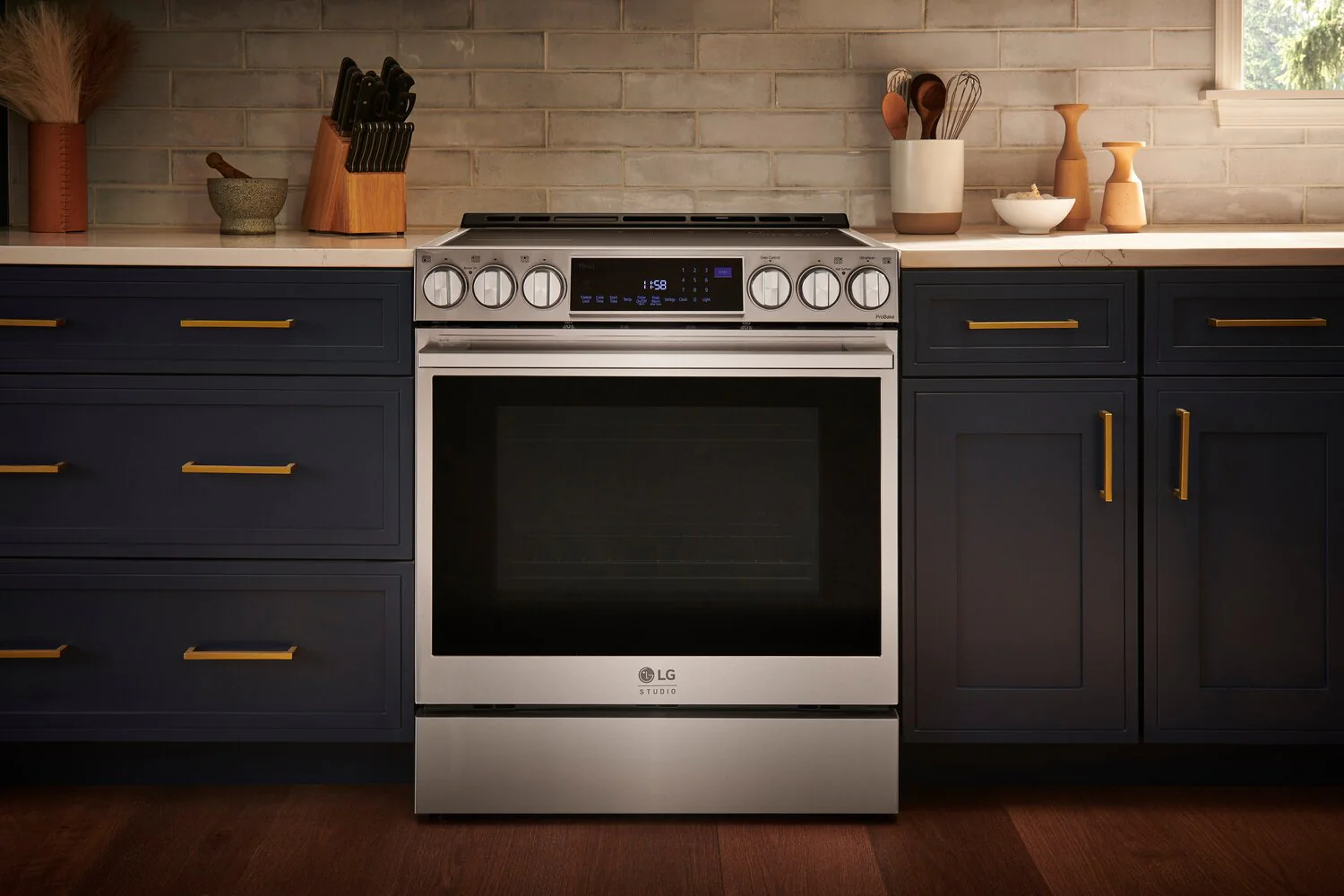 3227-lg-studio-6-3-cu-ft-smart-induction-range-with-instaview-air-fry-smudge-proof-stainless-steel-lsis6338f-7.webp LG Studio 6.3 Cu. Ft. Smart Induction Range with Instaview & Air Fry - Smudge Proof Stainless Steel - LSIS6338F