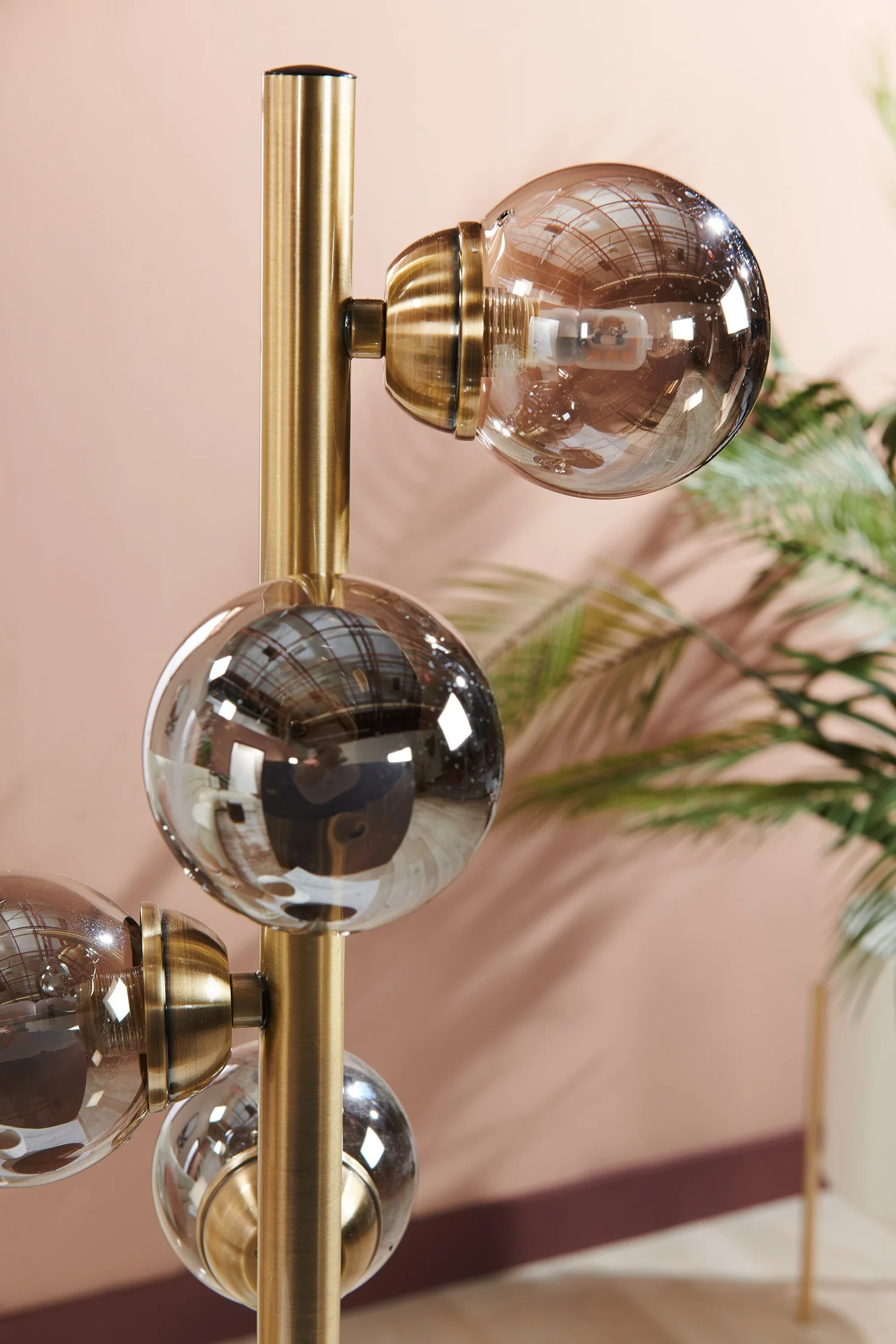 889-bennie-25-75-4-light-black-and-gold-table-lamp-8.webp Bennie 25.75" 4-Light Black and Gold Table Lamp